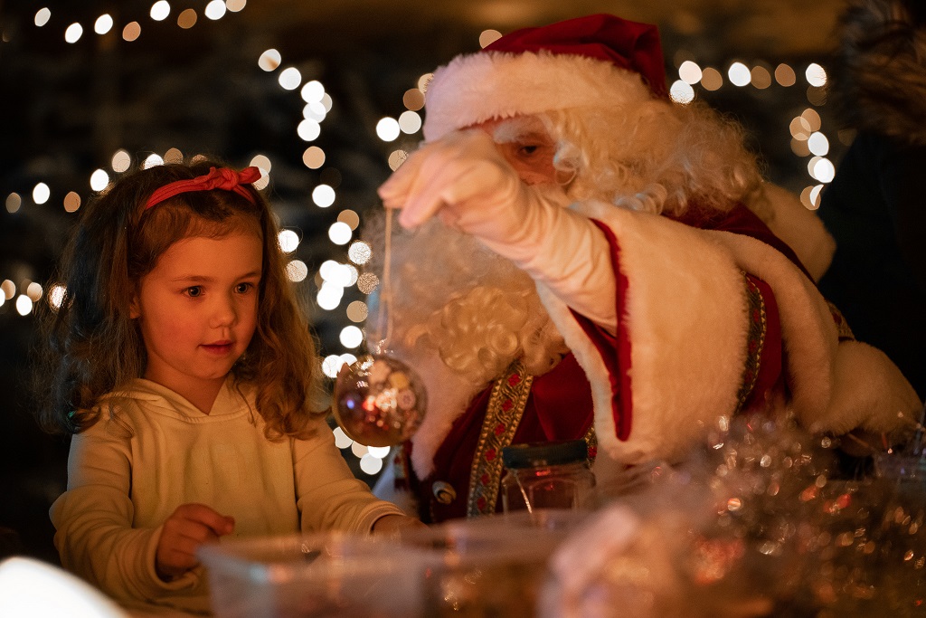 KinderKerstGrot kerstbal maken in Kerstmarkt Gemeentegrot